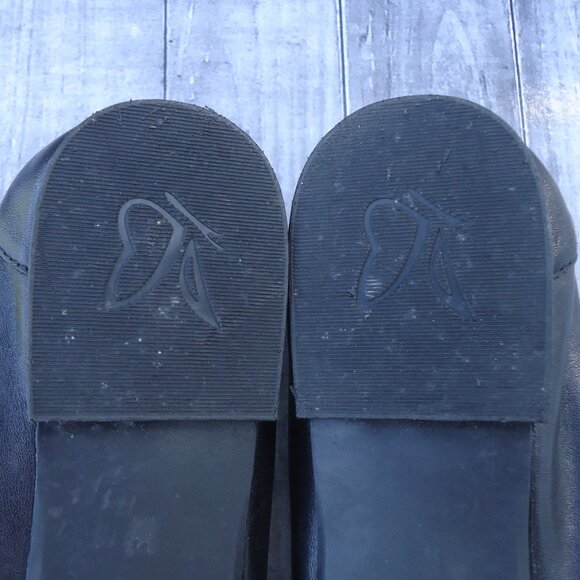 SIZE 7.5. Caprice black leather classic ballet flats. - Picture 16 of 16